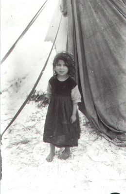 Flicka stående utanför tält.
Nyckelord: Tält Vinter