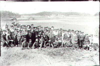 Ett antal barn och vuxna samlade på gärde.
Nyckelord: Scoutuniform