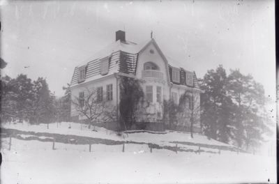 Byggnad i vinterskrud.
Nyckelord: Vinter