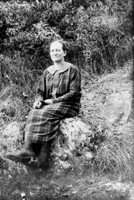 Kvinna sittande på sten i naturen.
Nyckelord: Sten Natur