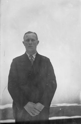 Man stående framför vägg.
Nyckelord: Porträtt