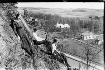 3 kvinnor sittande på berg med landskapsvy i bakgrunden.
Nyckelord: Utsikt