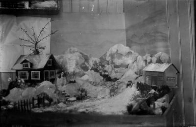 Modell av bostad med tomt.
