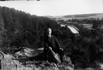 Man sittande på berg med vattendrag i bakgrunden.
Nyckelord: Utsikt