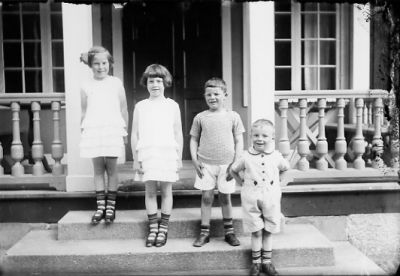 2 pojkar och 2 flickor stående på trappa till byggnad
Nyckelord: Trappa Veranda Bostad