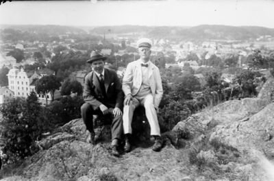 2 män sittande på berg med stadsvy i bakgrunden.
Nyckelord: Utsikt