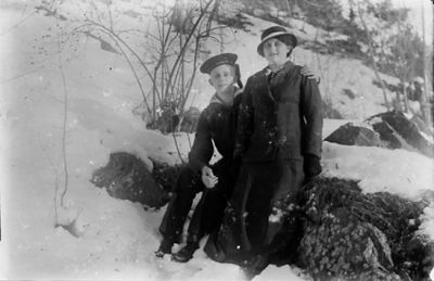 Man och kvinna sittande på sten.
Nyckelord: Berg Vinter Uniform