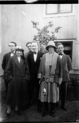 3 män och 3 kvinnor stående frramför byggnad.
Nyckelord: Byggnad