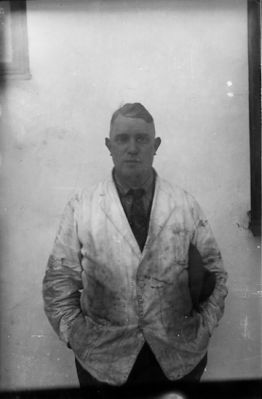 Man stående framför byggnad.
Nyckelord: Porträtt