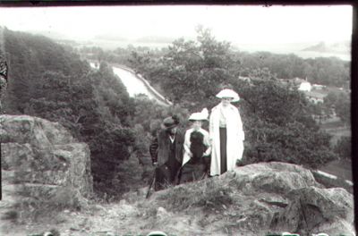 3 kvinnor stående på berg med vattendrag i bakgrunden.
Nyckelord: Utsikt