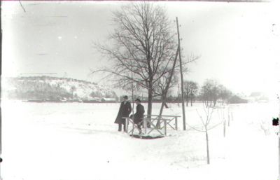 2 män på bro över vattendrag.
Nyckelord: Bro Vinter