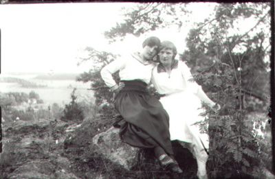 2 kvinnor sittande på berg.
Nyckelord: Berg Utsikt