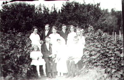 10 personer samlade till bröllopsfoto.
