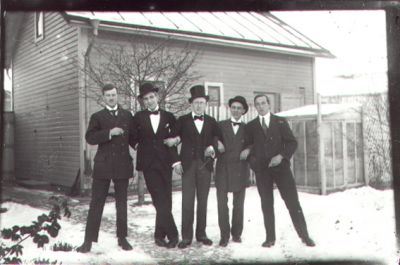 5 män stående i snön framför byggnad.
Nyckelord: Vinter Trädgård Bostad