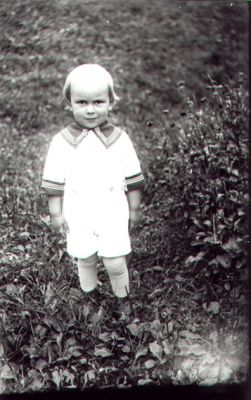 Barn stående i naturen.
Nyckelord: Växtlighet