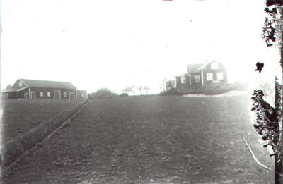 Gärde med lantgård i bakgrunden.
Nyckelord: Gärde Lantgård