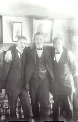 3 män stående i rum.
Nyckelord: Tavla