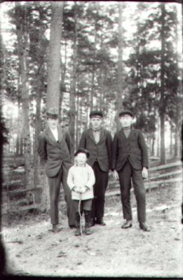 3 män och 1 pojke stående framför gärdesgård.
Nyckelord: Gärdesgård