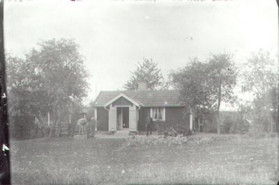 Man stående framför byggnad.
Nyckelord: Tomt