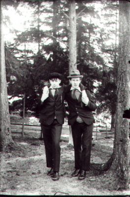 2 män stående i skogsbacke.
Nyckelord: Skog Staket