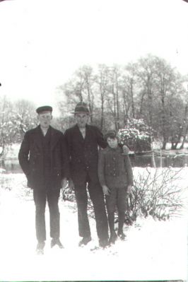 2 män och 1 pojke stående framför vattendrag.
Nyckelord: Vattendrag Vinter