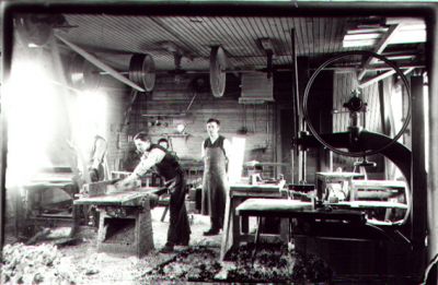 3 män stående i verkstadslokal.
Nyckelord: Bandsåg Hyvel