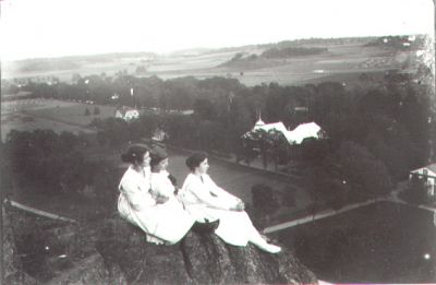 3 kvinnor sittande på berg med landskap i bakgrunden.
Nyckelord: Utsikt