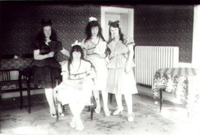 3 kvinnor stående och 1 sittande i rum.
Nyckelord: Element Solfjäder Dräkt Tapet