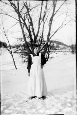 Kvinna stående i snön.
Nyckelord: Vinter