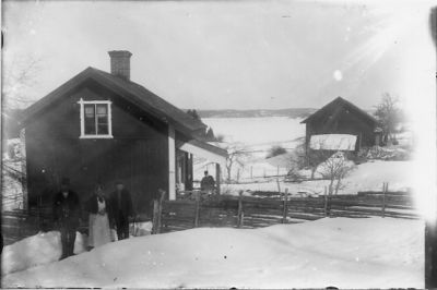 2 män och 1 kvinna stående i grindhål.
Nyckelord: Vinter Gärdesgård