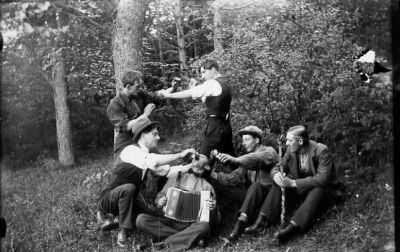 6 män i skogsbacke.
Nyckelord: Dragspel Skogsbacke