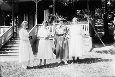 4 kvinnor stående framför serveringsveranda.
Nyckelord: Trappa Veranda Servering