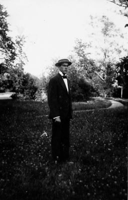 Man stående på gräsmatta.
Nyckelord: Park