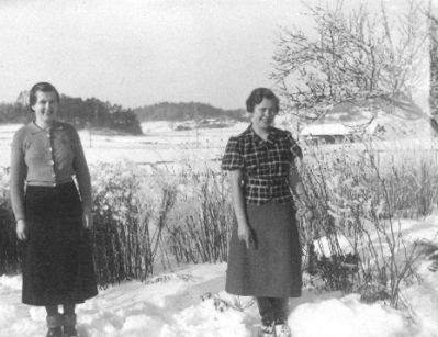 2  kvinnor stående i snön.
Nyckelord: Vatten Vass Vinter