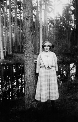 Kvinna stående vid tjärn.
Nyckelord: Vatten Skog