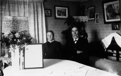 Man och kvinna sittande i rum.
Nyckelord: Tavla