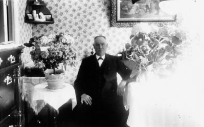 Man sittande i rum.
Nyckelord: Födelsedag Blommor Tapet