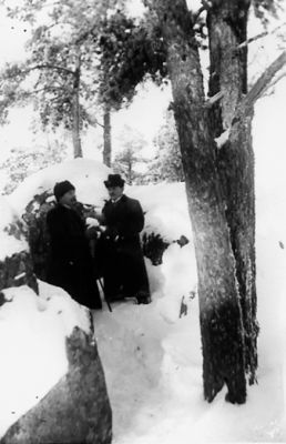 2 män stående i snön vid grotta.
Nyckelord: Vinter