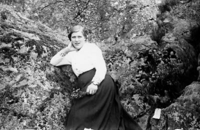 Kvinna sittande vid berg.
Nyckelord: Berg