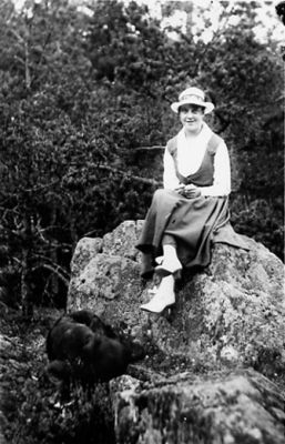 Kvinna sittande på sten i skogen.
Nyckelord: Sten Växtlighet Hund