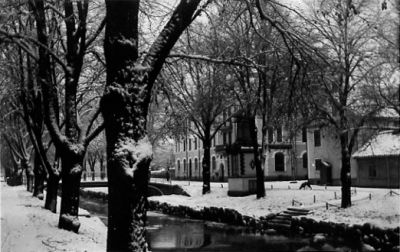 Vattendrag med byggnader i bakgrunden.
Nyckelord: Vinter