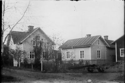 Byggnader på tomt.
Nyckelord: Staket Tomt