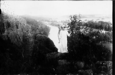 Kvinna stående på berg med vattendrag i bakgrunden.
Nyckelord: Utsikt