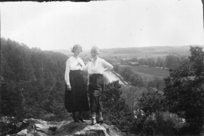 2 kvinnor stående på berg med vattendrag i bakgrunden.
Nyckelord: Utsikt