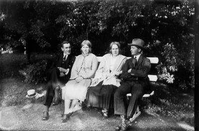 2 män och 2 kvinnor sittande på parkbänk.
Nyckelord: Växtlighet