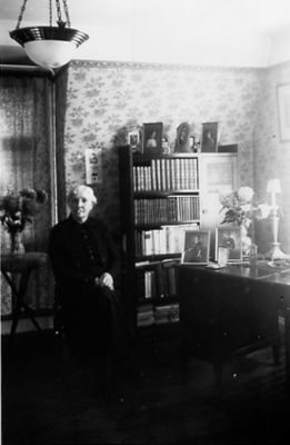 Kvinna sittande i rum.
Nyckelord: BokhyllaTapet Taklampa Skrivbord