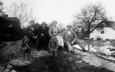 2 män, 2 kvinnor och 2 barn sittande på berg.
Nyckelord: Vattendrag