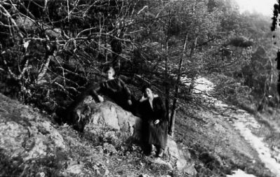 2 kvinnor sittande på berg.
Nyckelord: Berg Skog