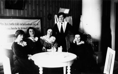 4 kvinnor sittande och 1 stående i rum.
Nyckelord: Bord Väggbonad