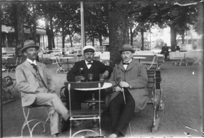 3 män sittande vid serveringsbord.
Nyckelord: Servering Träd Flaska